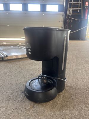 Cafetière, vestiaire cinq portes, WC, douche, lavabo // Imme…