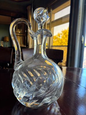 une carafe en verre transparent posée sur une table en bois