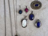 beaucoup de bijoux posés ensemble sur une table