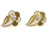 paire de boucles d'oreilles dorées ornées de cristaux transparents