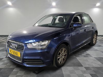 la voiture bleue est garée dans le garage sur le sol en damier