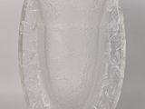 un vase en verre transparent orné d'un motif décoratif