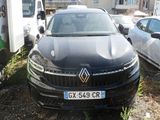 une voiture noire garée à côté d'un camion blanc