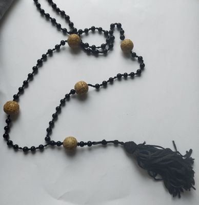 Sautoir en perles de verre noires et perles en composition à…