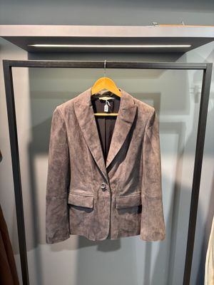 une veste suspendue à un cintre dans une armoire