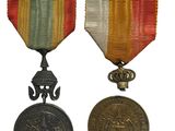 deux médailles et une médaille sur fond blanc