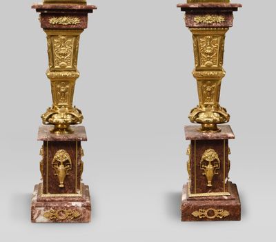 paire de bougeoirs anciens en bronze et marbre sur socles