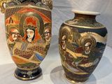 deux vases posés sur une table
