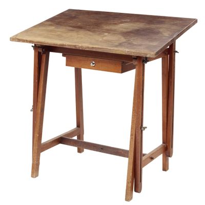 une petite table en bois avec un tiroir en dessous