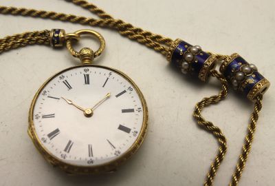 Montre de col en or , le dos émaillé avec strass et chaine e…