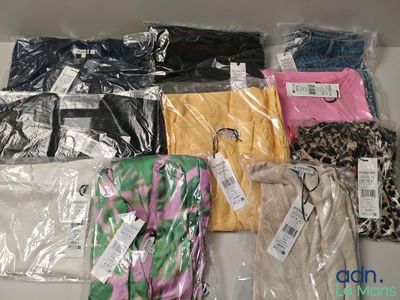 un tas de vêtements posés sur une table