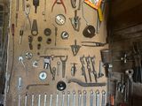 de nombreux outils accrochés au mur du garage