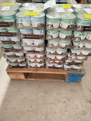 de nombreux rouleaux de papier toilette empilés sur une palette
