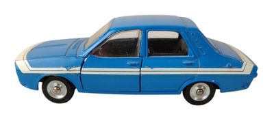 une petite voiture bleue et blanche sur fond blanc
