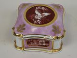 boîte en porcelaine violette et blanche ornée d'une image représentant une femme