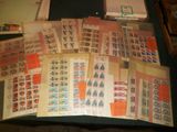 une table sur laquelle sont posés de nombreux timbres