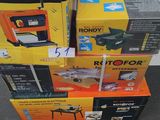des cartons empilés les uns sur les autres par terre