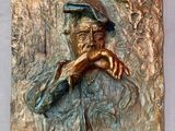 sculpture en bronze représentant un homme coiffé d'un chapeau, la main posée sur le menton