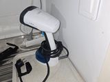 un sèche-cheveux posé sur un lavabo