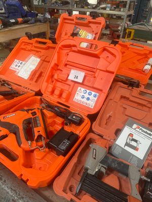 de nombreux outils dans la mallette orange posée sur la table