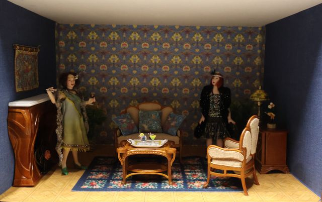 Diorama. Composition miniature, dans une vitrine en bois, vitre e...