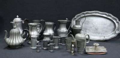 beaucoup d'objets en argent posés sur une table