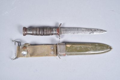 un couteau et un porte-couteau sur une surface blanche