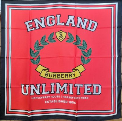 un drapeau rouge et noir sur lequel est inscrit « England »