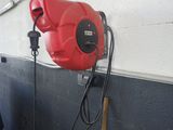 un ventilateur rouge fixé sur le côté d'un mur