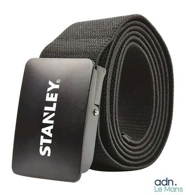 La ceinture est noire et est munie d'une boucle métallique portant l'inscription « Stanley ».