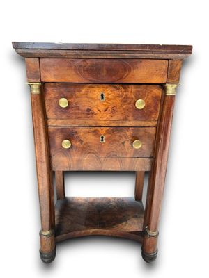 une image représentant une petite table en bois surmontée d'un tiroir