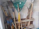 un tas d'outils de jardinage posés par terre