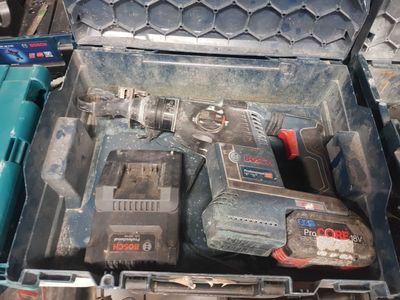une boîte à outils posée par terre, contenant des outils