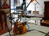 une lampe jaune posée sur une machine à laver