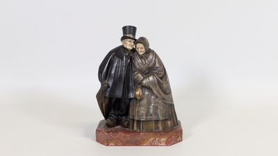 une statue représentant un homme et une femme debout l'un à côté de l'autre