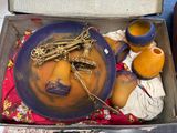 un bol bleu contenant tout un tas d'objets