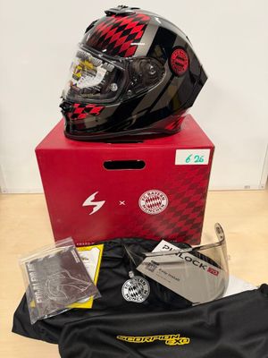 le casque est posé sur une boîte rouge posée par terre