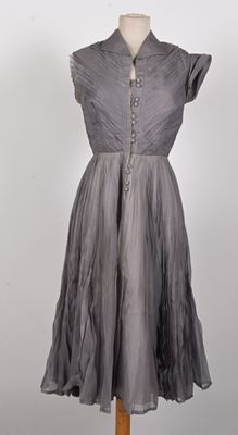 robe grise sur un mannequin sur fond blanc