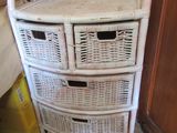 une commode en osier dans un coin de la pièce