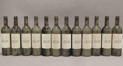 huit bouteilles de vin sont alignées en rang
