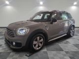 une photo d'une Mini Countryman dans un showroom