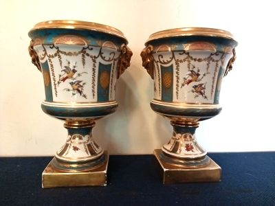 2 vases sur piédouche en porcelaine de Paris.