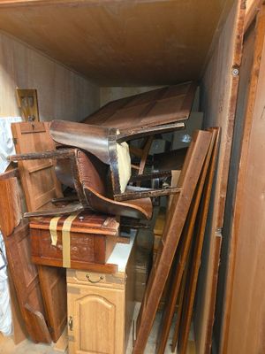 de nombreux bagages empilés les uns sur les autres dans une pièce