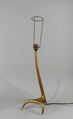 l'image d'une lampe posée sur une table