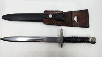 une image représentant un couteau et son fourreau sur un fond blanc