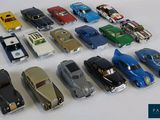 un grand nombre de petites voitures posées sur une table