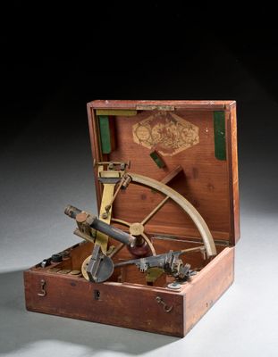 une petite boîte en bois contenant un objet en métal