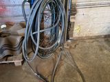 un tuyau fixé sur le côté d'une porte de garage