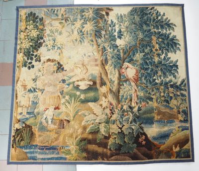 une image d'une tapisserie accrochée au mur