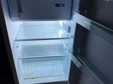 un réfrigérateur ouvert qui se trouve dans une cuisine